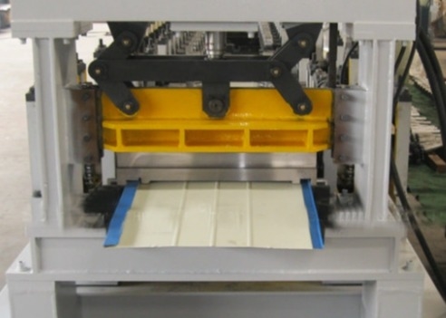 หลังคา 1.2 มม. ยืนตะเข็บม้วนเดิมเครื่องสำหรับเล็บ Strip Snap Lock Panel