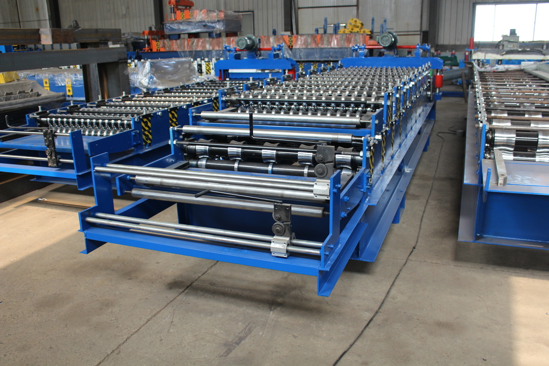 เครื่องขึ้นรูปม้วนสี่เหลี่ยมคางหมู ISO 15-30m / นาที เครื่องทำลอนลูกฟูก