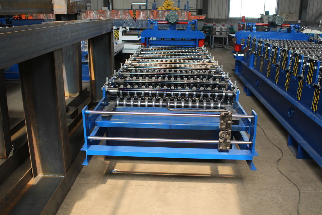เครื่องขึ้นรูปม้วนสี่เหลี่ยมคางหมู ISO 15-30m / นาที เครื่องทำลอนลูกฟูก