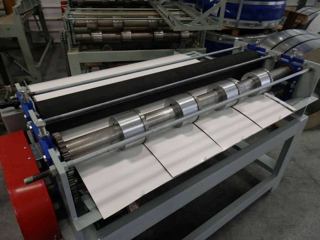 Slitter เครื่องตัดอัตโนมัติตามความยาวของเส้น Gang Slitter พร้อมตัวตัดแบบแมนนวลและ Un Coiler