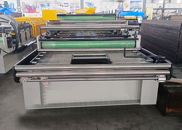 เครื่องขึ้นรูปม้วนแผ่นหลังคาไฟฟ้าสีน้ำเงิน 4 กิโลวัตต์สำหรับลูกฟูก