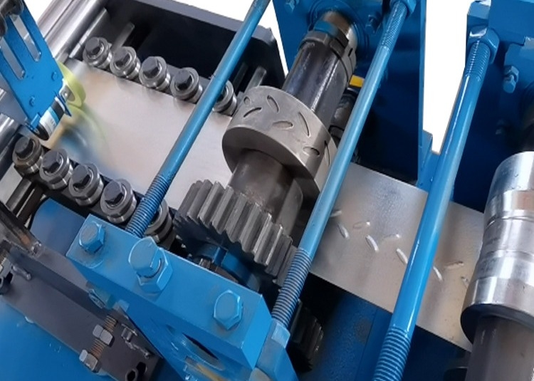 1.2 มิลลิเมตร Shutter Door Roll Forming Machine อัตโนมัติสําหรับสอยเหล็กกระปุก