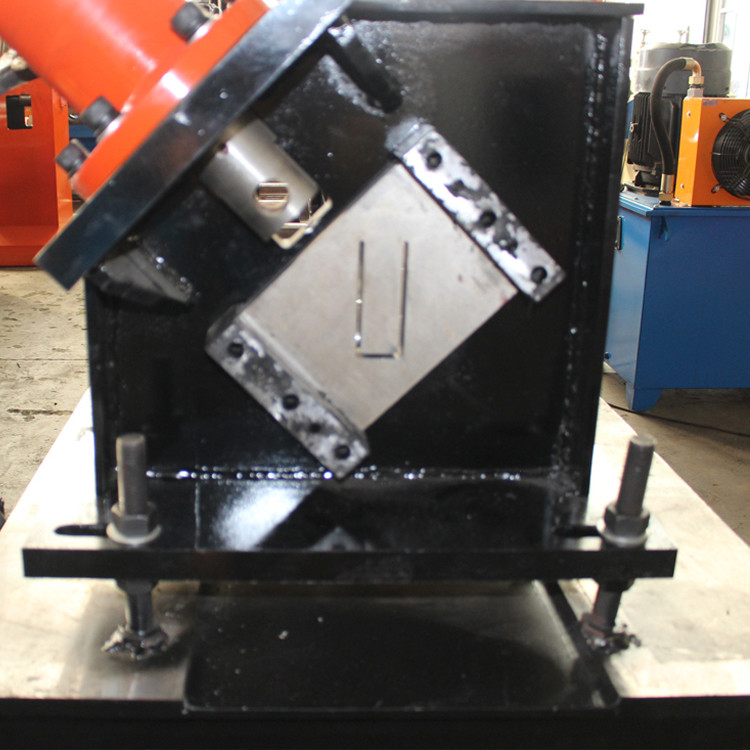 0.8mm Ppgi Cold Roll Forming Machine โลหะกรอบ U Channel การทําพอร์ลิน