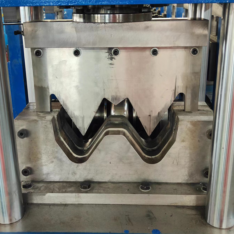 Quench HRC58-62 โครมเคลือบทางหลวง Guardrail Roll Forming Machine 11kw 5.5kw การควบคุม PLC