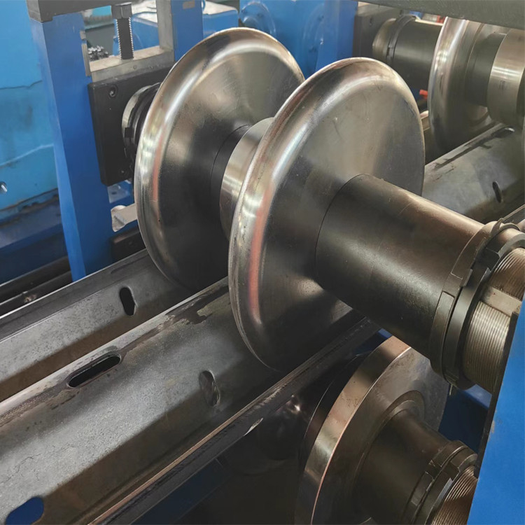 Quench HRC58-62 โครมเคลือบทางหลวง Guardrail Roll Forming Machine 11kw 5.5kw การควบคุม PLC