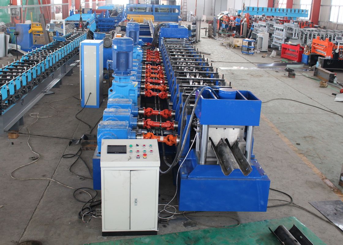 เครื่องทําแผ่นโลหะ W การทําทางหลวง Guardrail Roll Form Machine กับ BeamThrie