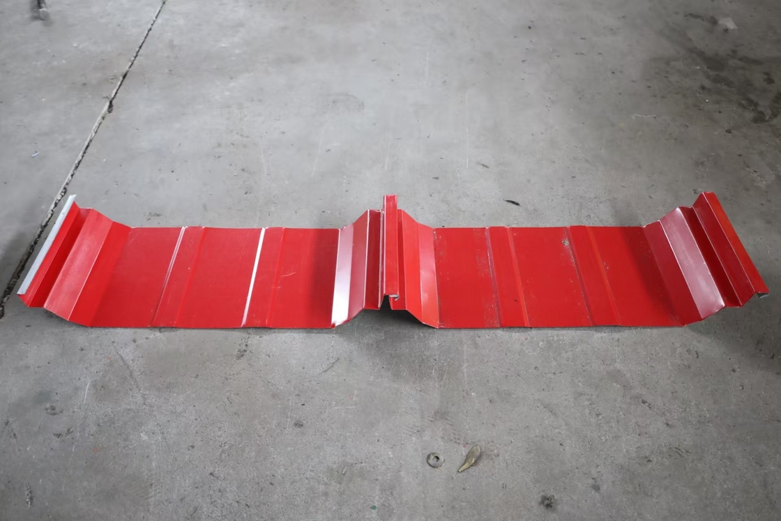 เครื่องพกพา Double Lock Standing Seam Roof Panel Roll Forming Machine พร้อมระบบควบคุม PLC Delta และโครงสร้างแผ่นผนัง