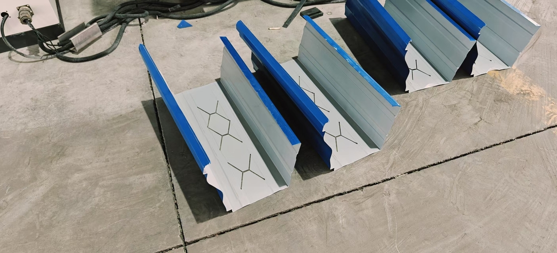 K Style เครื่องปรับปรุงลวดลวดน้ําฝนโลหะแบบไร้รอย Ogee Gutters สําหรับบ้านพักอาศัย