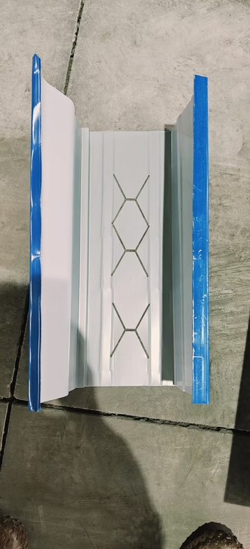 K Style เครื่องปรับปรุงลวดลวดน้ําฝนโลหะแบบไร้รอย Ogee Gutters สําหรับบ้านพักอาศัย