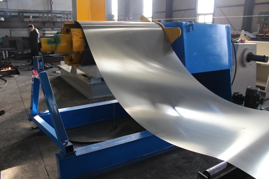 1200mm ความกว้าง 3-6mm สแตนเลสโค้ล สายการผลิตการตัดความเร็วสูง เครื่องกับไฮดรอลิก Uncoiler และ Recoiler