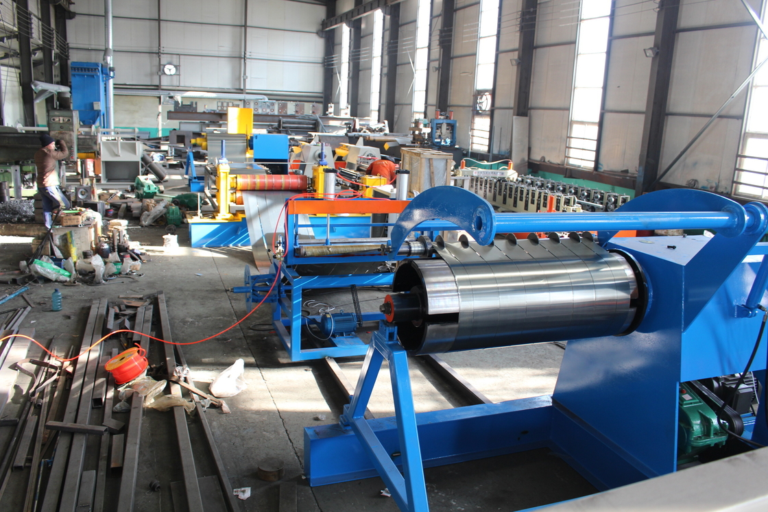1200mm ความกว้าง 3-6mm สแตนเลสโค้ล สายการผลิตการตัดความเร็วสูง เครื่องกับไฮดรอลิก Uncoiler และ Recoiler