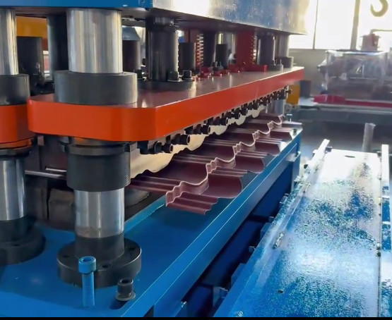 PLC Control โลหะเหล็กเย็น เครื่องทํากระเบื้องหลังคา กระเบื้องหลังคา กระเบื้องหลังคา กระเบื้องหลังคา กระเบื้องหลังคา