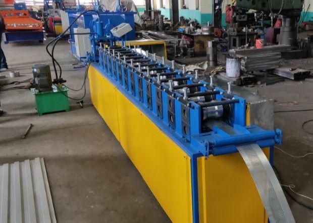 Punching Hollow Slat PPGL ชัตเตอร์เครื่องขึ้นรูปม้วนสำหรับ 0.8mm