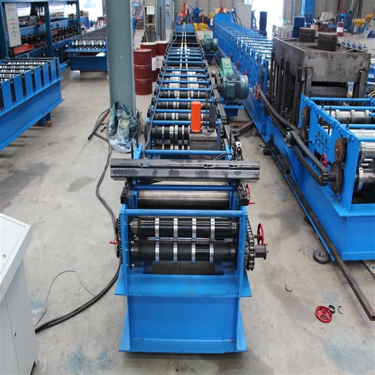 คานเหล็กแผ่นลูกฟูก 914mm Highway Guardrail เครื่องขึ้นรูป Chain Drive
