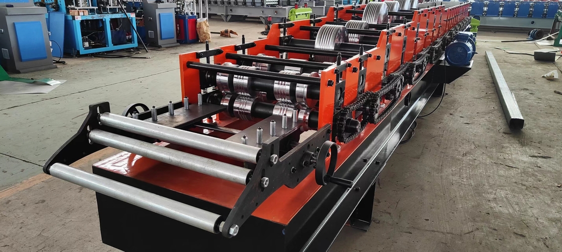 K Style เครื่องปรับปรุงลวดลวดน้ําฝนโลหะแบบไร้รอย Ogee Gutters สําหรับบ้านพักอาศัย