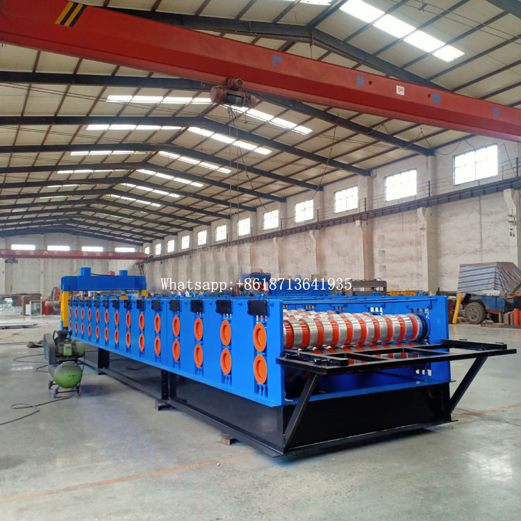 เครื่องปั้นแผ่นหลังคาแบบม้วน 2.5T ที่ควบคุมโดย PLC เพื่อการผลิตที่มีประสิทธิภาพ