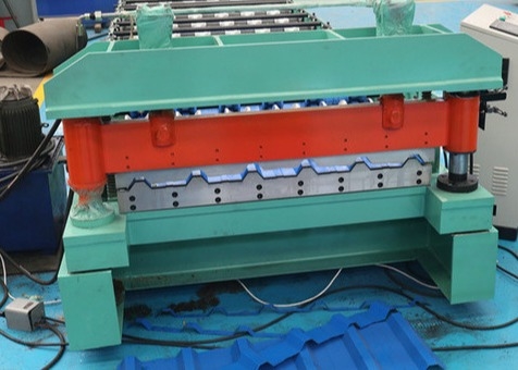 เครื่องขึ้นรูปม้วนแผ่นหลังคาโลหะสี่เหลี่ยมคางหมูสำหรับกระเบื้อง Ibr เหล็กสีสังกะสี