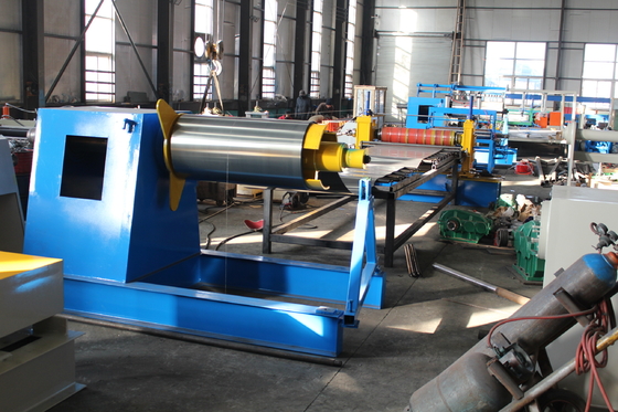 1200mm ความกว้าง 3-6mm สแตนเลสโค้ล สายการผลิตการตัดความเร็วสูง เครื่องกับไฮดรอลิก Uncoiler และ Recoiler