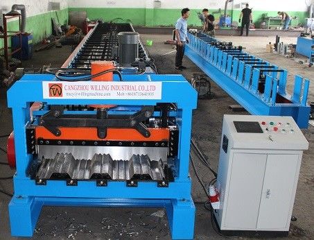 915mm สังกะสีลายนูน PLC เครื่องขึ้นรูปม้วนโลหะดาดฟ้า