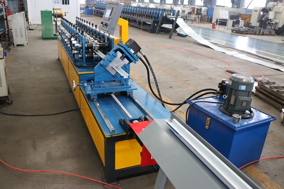 เครื่องขึ้นรูปอัตโนมัติความเร็วสูง Furring Omega Channel Making Plc Control